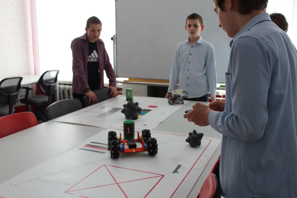 Решаем логистические задачи с Arduino-вездеходами Решаем логистические задачи с Arduino-вездеходами.